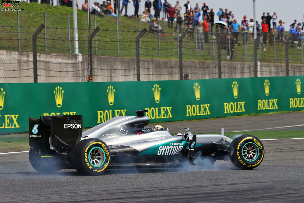 China: Hamiltons Pechsträhne geht richtig los. Nach einem ERS-Problem muss der Brite von ganz hinten starten, fährt sich am Start den Frontflügel an Felipe Nasr ab und muss sich mit Rang sieben begnügend, während Rosberg erneut zum Sieg cruist und sich weiter absetzen kann. WM-Stand nach drei von 21 Rennen: Rosberg 75 - Hamilton 39.