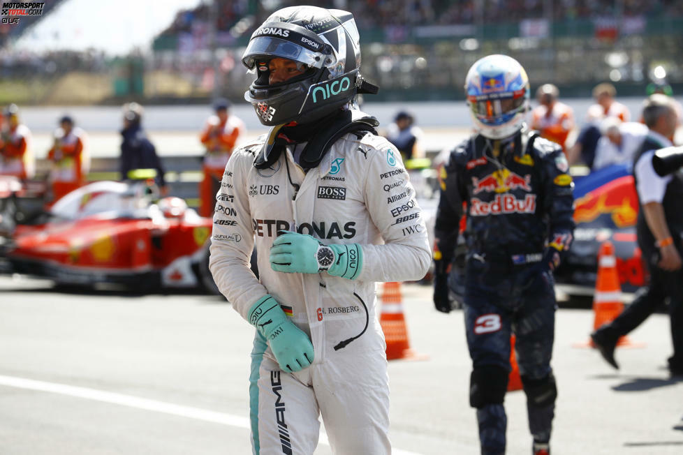 Großbritannien: Das WM-Duell spitzt sich zu. Vor heimischem Publikum gewinnt Hamilton mühelos, während Rosberg in das Visier der Stewards gerät. Ein unerlaubter Funkspruch bringt ihn auf Rang drei hinter Verstappen, und Hamilton auf einen Zähler heran. WM-Stand nach zehn von 21 Rennen: Rosberg 168 - Hamilton 167.