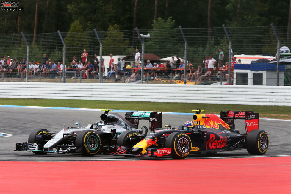 Deutschland: Ausgerechnet sein Heimrennen in Hockenheim verliert Rosberg bereits am Start, als auch beide Red Bull an ihm vorbeiziehen. Im harten Duell mit Verstappen setzt es dann auch noch eine Fünf-Sekunden-Strafe. Hamilton gewinnt den vierten Juli-Grand-Prix. WM-Stand nach zwölf von 21 Rennen: Rosberg 198 - Hamilton 217.