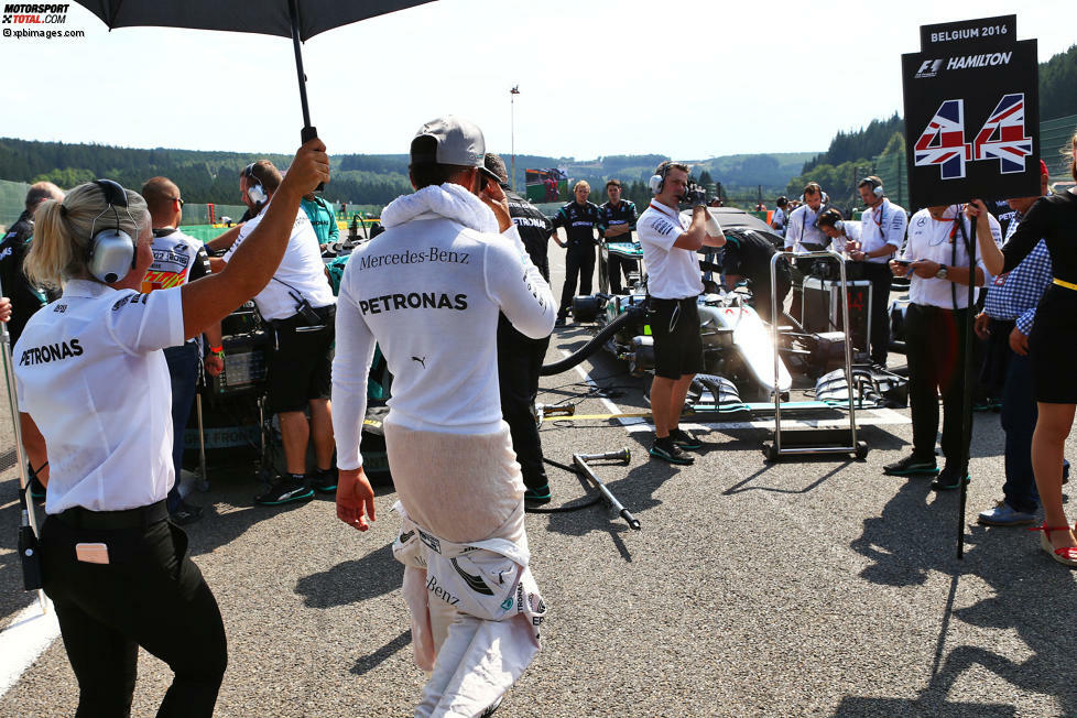 Belgien: Hamilton entscheidet, seine Motorenstrafen in Spa abzusitzen. Er startet von hinten und gibt Rosberg so die Möglichkeit, das Wochenende zu dominieren. Der Deutsche gewinnt. Hamilton betreibt als Dritter noch Schadensbegrenzung. WM-Stand nach 13 von 21 Rennen: Rosberg 223 - Hamilton 232.