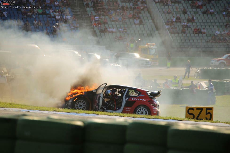 Weil die Flammen immer größer werden, bricht Hektik aus. Hansen steckt den Funk ab, springt aus dem Auto, ...