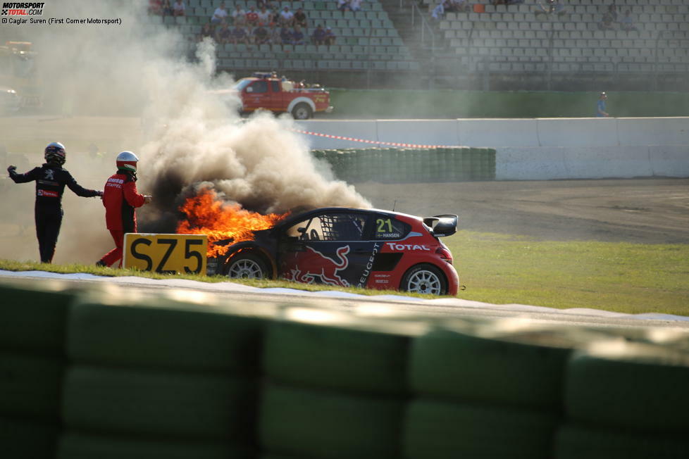 ... doch das rollt zurück, Hansen stolpert fast. Im Motodrom halten tausende Zuschauer den Atem an.