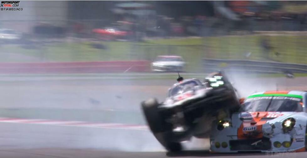 Hartleys Auto landet auf der Motorhaube von Wainwrights GT-Fahrzeug und zertrümmert die Front des GTE-Am-Porsche