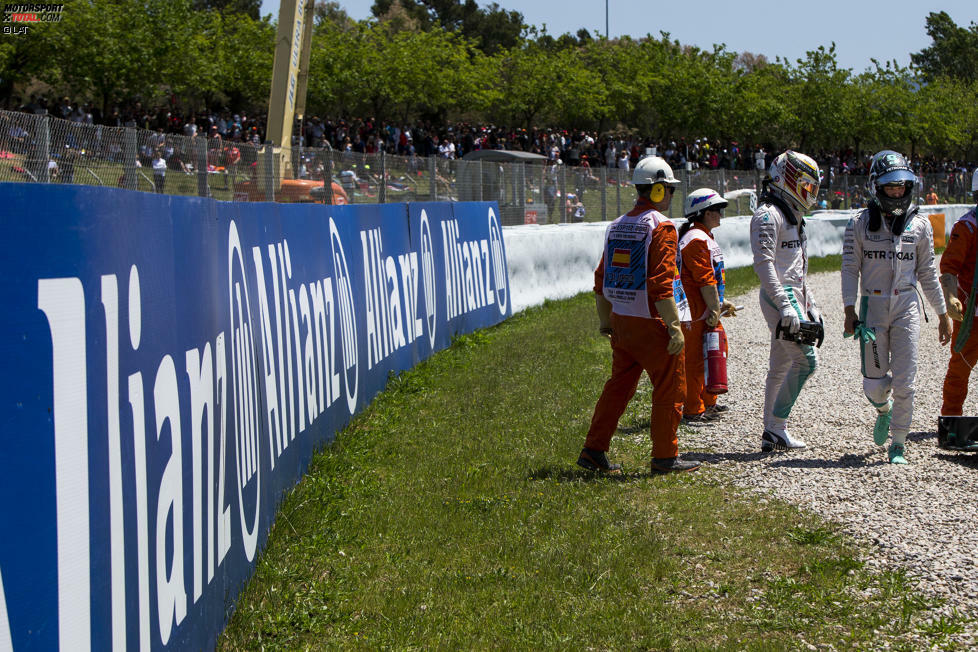 Unmittelbar nach dem Crash würdigen sie sich keines Blickes, auf getrennten Rollern geht es zurück zum Team. In Einzelgesprächen reinigt das Management die Luft. Als alle wieder aus dem Meeting kommen, entschuldigt sich Hamilton bei 1.300 Mitarbeitern für 43 verlorene Punkte - will das aber nicht als Schuldeingeständnis verstanden wissen.