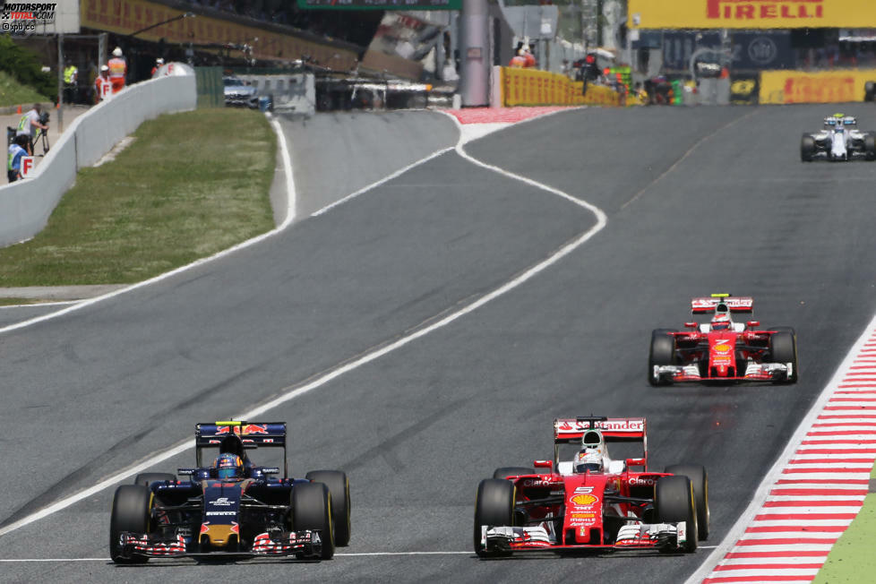 In der siebten Runde zeigt sich Vettel erstmals formatfüllend in Sainz' Rückspiegel, ...