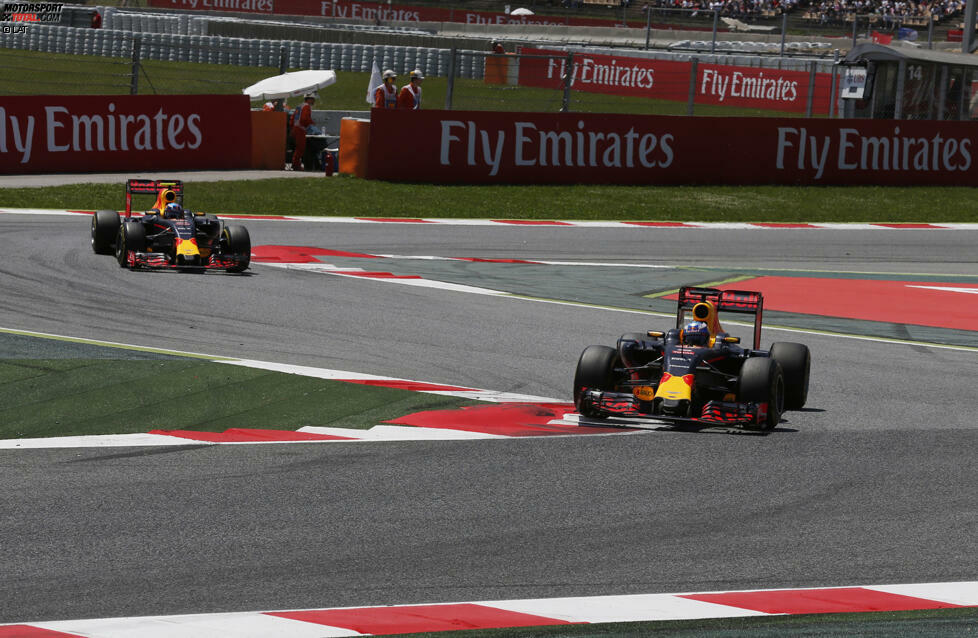 Premiere in der Formel 1: Als Ricciardo in der elften Runde an die Box kommt und von Soft auf Medium wechselt, führt erstmals ein Niederländer einen Grand Prix an. Vor dem Stopp beträgt der Red-Bull-interne Abstand 1,6 Sekunden, danach 3,9. Das beweist: Der frühere Boxenstopp gewinnt.