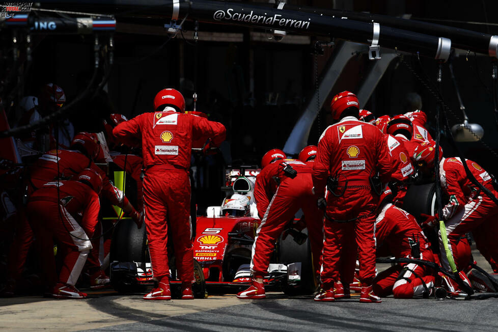 Ferrari ändert die Strategie - und stellt das Rennen auf den Kopf: Vettel kommt in der 29. und 37. Runde zum Reifenwechsel, fährt einen extrem kurzen dritten Stint. Spitzenreiter Ricciardo reagiert erst sechs Runden später - und kommt 7,8 Sekunden hinter dem Deutschen auf die Strecke zurück, hat aber die um sechs Runden frischeren Reifen.