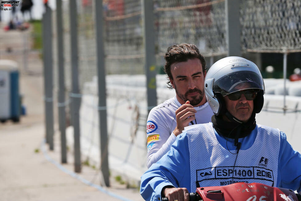 Zwischendurch scheidet Lokalmatador Fernando Alonso an zwölfter Stelle liegend aus, weil die Software fälschlicherweise an den Verbrennungsmotor sendet, er möge sich bitte abschalten. McLaren holt durch Jenson Button (9.) zwei Punkte, aber Placido Domingo, der Podium-Interviewer, ist traurig: 