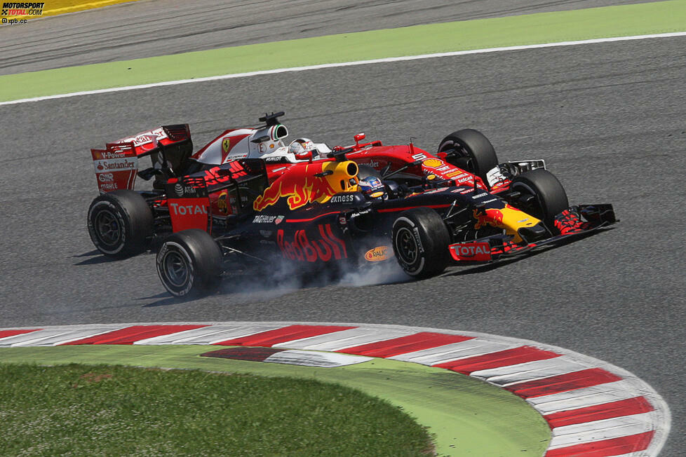 Ricciardo vernichtet im Finish die acht Sekunden Rückstand auf Vettel, ist ab Runde 55 dran, packt in Runde 57 (von 66) in der ersten Kurve die Brechstange aus - und kann die Linie nicht halten. 