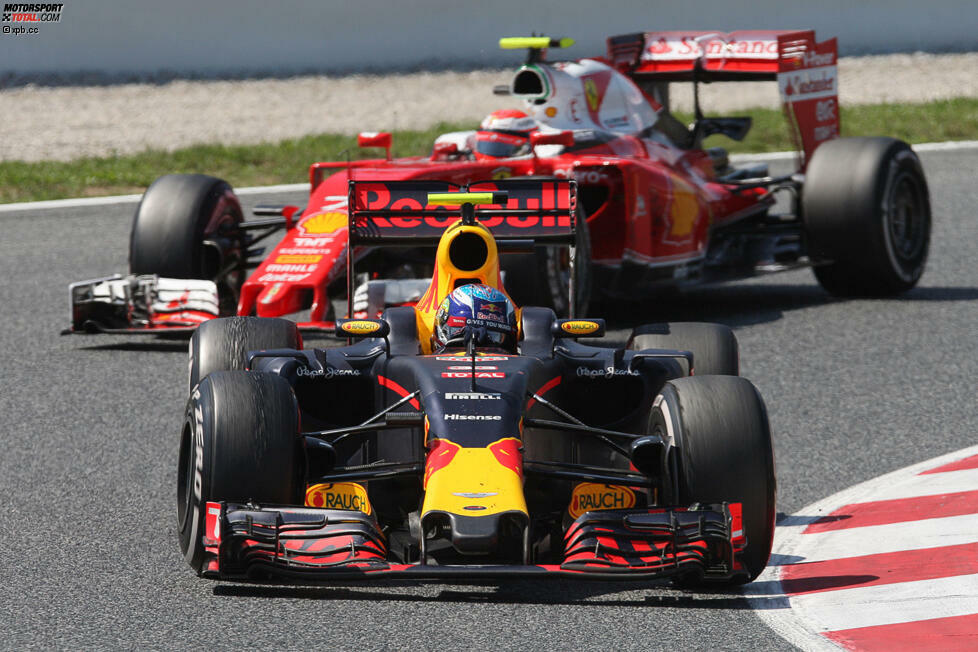 Das zweite Duell Red Bull vs. Ferrari ist weniger dramatisch: Räikkönen fährt 4,5 Sekunden Rückstand auf Verstappen nach seinem zweiten Boxenstopp binnen neun Runden zu - schafft es aber in über 20 Runden nicht, auch nur eine einzige Attacke zu reiten. Verstappen behält die Nerven...