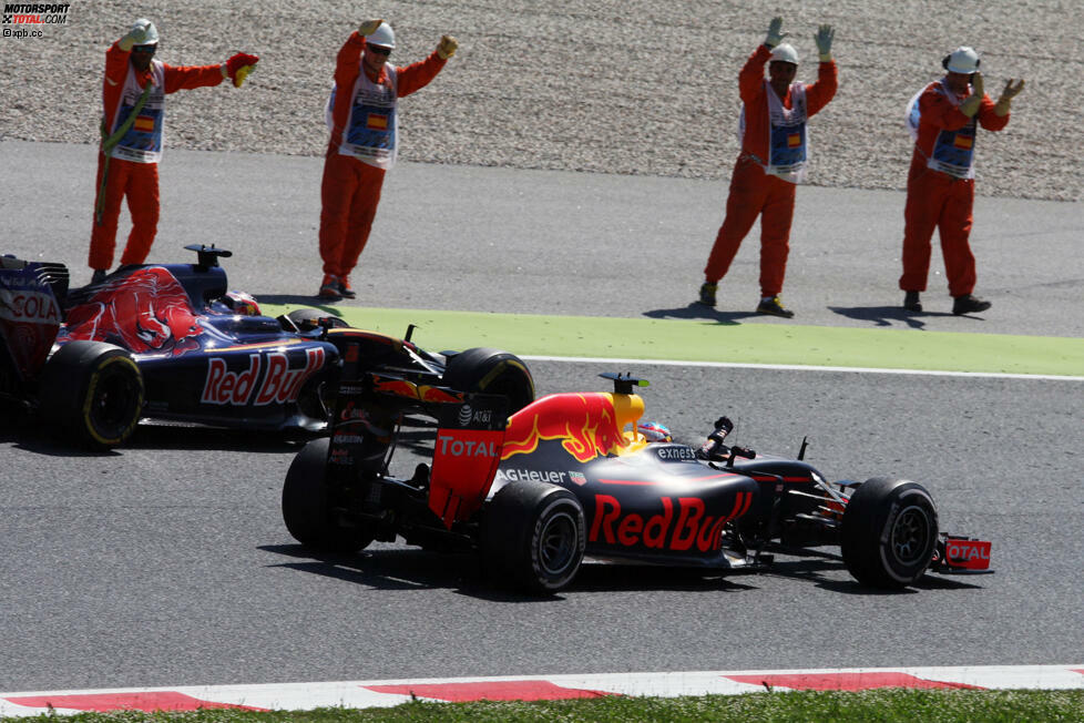 ... und feiert seinen ersten Grand-Prix-Sieg - am Ende mit 32 Runden alten Medium-Reifen! Symbolisch die Auslaufrunde an der Seite seines Toro-Rosso-Nachfolgers Daniil Kwjat, der ebenfalls im Siegerauto sitzen hätte können. Wie diese beiden Karrieren wohl weiter verlaufen werden?