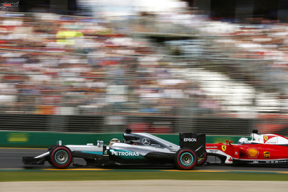 Vettel hat 2,5 Sekunden Vorsprung auf Rosberg, als er sich in der 16. Runde Hamilton (noch nicht gestoppt) greift. Leader Räikkönen will wegen abbauender Vorderreifen an die Box, darf aber nicht. Und Hamilton nutzt die letzten Meter vor seinem eigenen Boxenstopp, um Teamkollege Rosberg aufzuhalten. Die Psychospielchen gehen weiter, ...