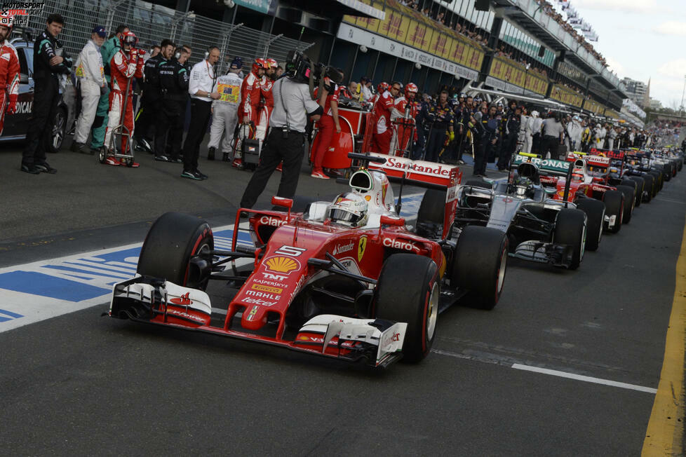 Während der Rennunterbrechung wechselt Hamilton den beschädigten Frontflügel. Nach dem Neustart gibt zunächst Vettel auf Supersoft den Ton an. Er fährt Rosberg auf über vier Sekunden davon, doch dann beginnt der Abstand wieder zu schrumpfen - weil die weicheren Reifen früher abbauen als Rosbergs Medium-Pirellis.