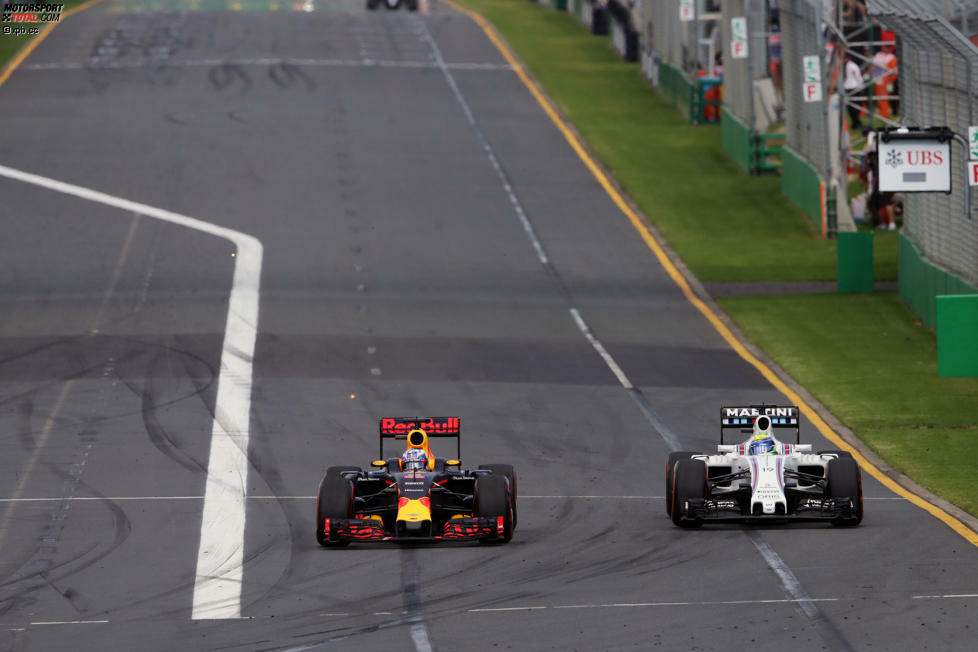 Lokalmatador Ricciardo muss zwar erst Hamilton durchlassen, dreht nach dem Wechsel auf Supersoft aber groß auf, überholt unter frenetischem Jubel vor der Haupttribüne Massa und wird am Ende Vierter - mit schnellster Rennrunde, um fast eine Sekunde!