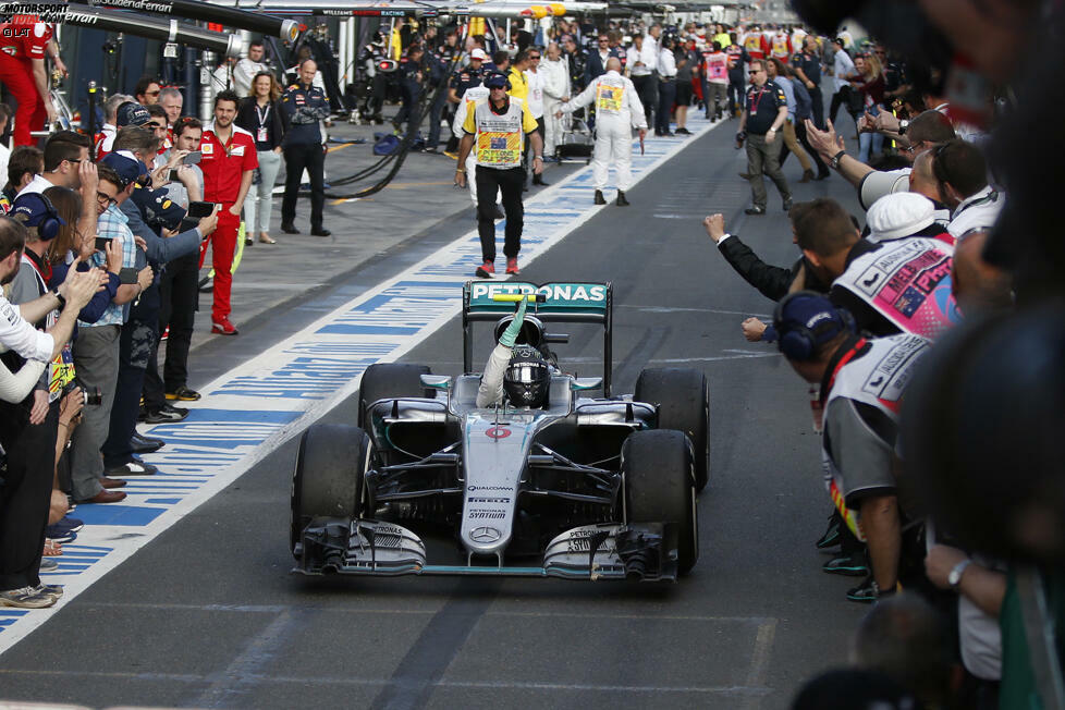 Der Sieg freilich ist Rosberg nicht mehr zu nehmen. Es ist sein vierter hintereinander, der 15. insgesamt. In der ewigen Bestenliste der Formel 1 zieht er mit Jenson Button gleich - und übernimmt erstmals seit September 2014 wieder die WM-Führung.