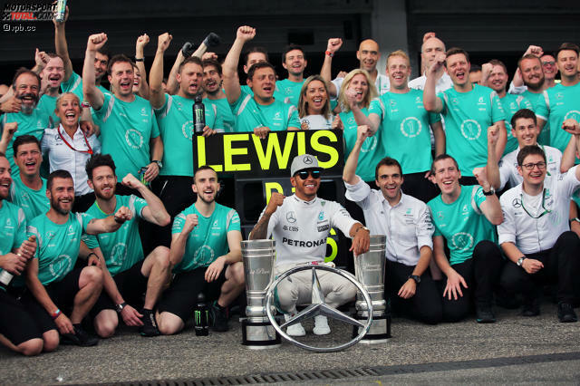 Der Formel-1-Juli 2016 ist "Hammer-Time"! Lewis Hamilton gewinnt vier Rennen hintereinander (sechs der letzten sieben) und geht statt mit 43 Punkten Rückstand (nach Sotschi/Barcelona) mit 19 Zählern Vorsprung in die Sommerpause. Sein Sieg bei Nico Rosbergs Heimspiel in Hockenheim ist psychologisch besonders wichtig. Der Formel-1-Juli 2016 ist "Hammer-Time"! Lewis Hamilton gewinnt vier Rennen hintereinander (sechs der letzten sieben) und geht statt mit 43 Punkten Rückstand (nach Sotschi/Barcelona) mit 19 Zählern Vorsprung in die Sommerpause. Sein Sieg bei Nico Rosbergs Heimspiel in Hockenheim ist psychologisch besonders wichtig.
