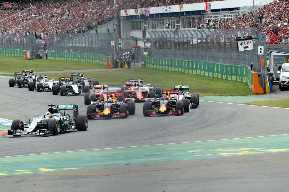 Während Sebastian Vettel in der ersten Kurve Ferrari-Teamkollege Kimi Räikkönen schnupft und fast noch an Rosberg schnuppert, lässt Max Verstappen auf der Außenbahn beherzt den Gasfuß und somit auch Daniel Ricciardo stehen.