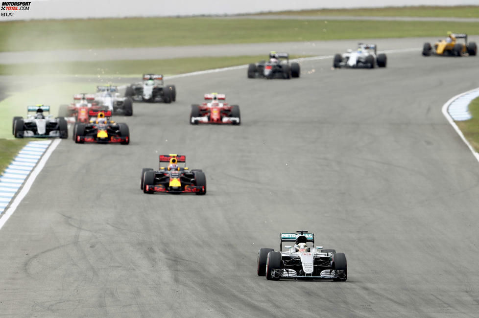 Mit der Wut über den verpatzten Start im Bauch macht Rosberg von der ersten Runde an mächtig Druck auf Ricciardo - bis er zurückgepfiffen wird: 