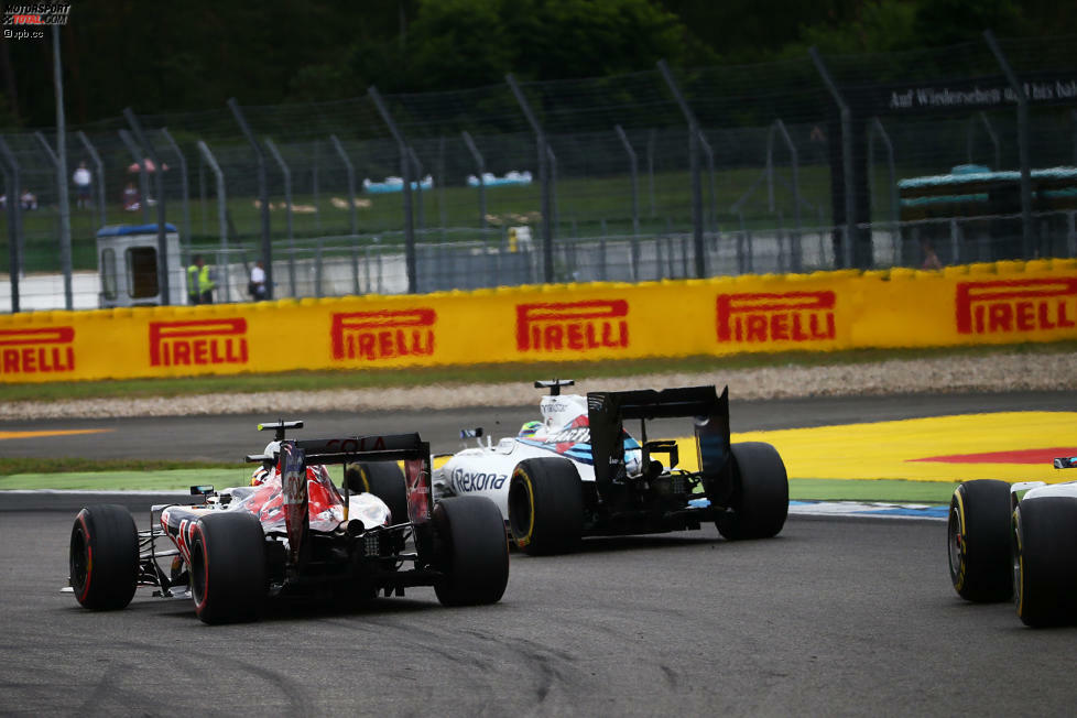 Massa kämpft mit stumpfen Waffen anfangs tapfer, aber spätestens als er binnen weniger Sekunden nicht nur Carlos Sainz, sondern auch Kevin Magnussen ziehen lassen muss, dämmert ihm, dass in Hockenheim diesmal nichts zu holen sein wird. Nach 36 Runden gibt der Brasilianer an der Williams-Box auf.