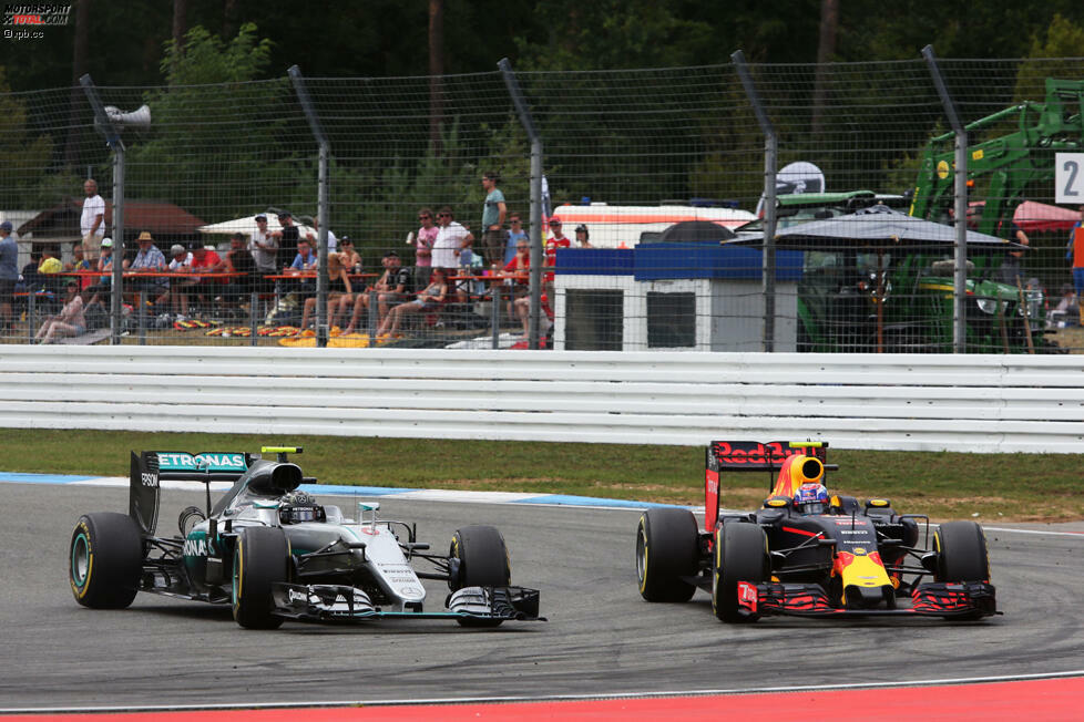 Verstappen und Rosberg kommen gleichzeitig zum ersten Boxenstopp, den die Mercedes-Crew links hinten verschläft. Nach dem zweiten setzt Rosberg in der Spitzkehre zur Attacke an, lenkt aber erst ein, 