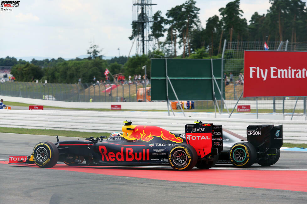 ... und lässt Verstappen so außen verhungern. Der meckert: 