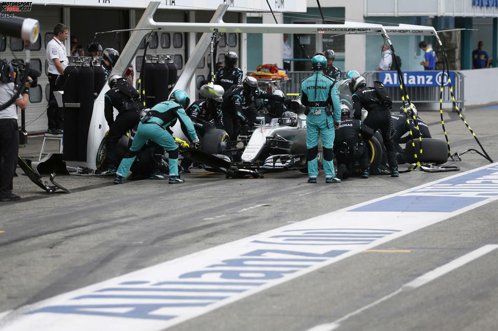Bevor die Mechaniker zu arbeiten beginnen, wartet Mercedes statt fünf knapp über acht Sekunden. 