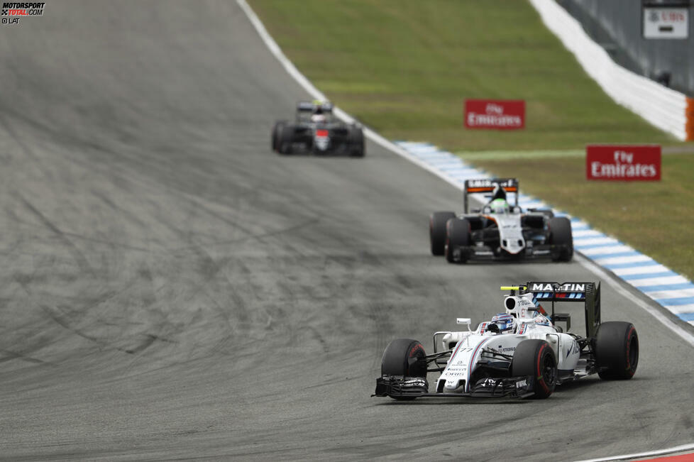 Lange sieht es so aus, als würde Valtteri Bottas als Siebter ins Ziel kommen. In Runde 46 hat Nico Hülkenberg noch 16,3 Sekunden Rückstand auf den Williams-Fahrer, dessen Reifen haben bei der Zieldurchfahrt aber 33 Runden drauf - zu viel. So schlüpft nicht nur Hülkenberg durch, sondern auch Jenson Button.