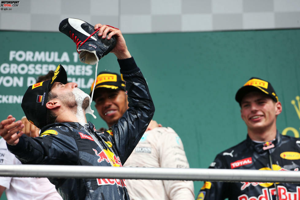 Kurioser Jubel: Ricciardo feiert das erste Doppel-Podium von Red Bull seit Ungarn 2015, indem er seinen Schampus aus dem Schuh nippt. Der Teamausrüster könnte sich wohl kaum über ein besseres Product-Placement freuen. Vor der Sommerpause hat Mercedes also wieder Konkurrenz - und die kommt nicht in erster Linie von Ferrari...