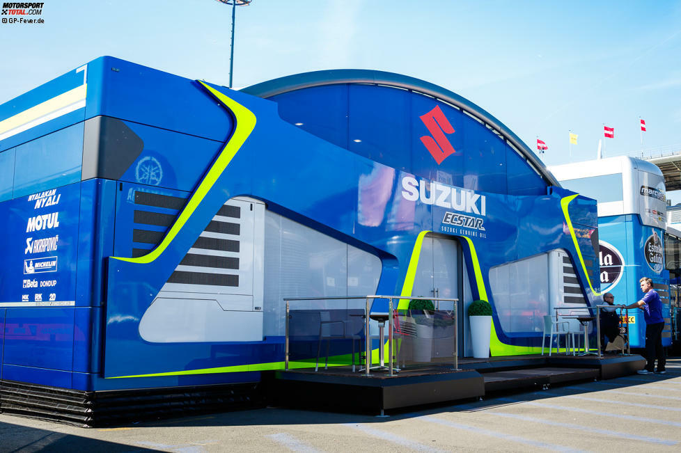 Auch die Suzuki-Hospitality ist durch die neongelben Akzente nicht im MotoGP-Paddock zu übersehen.