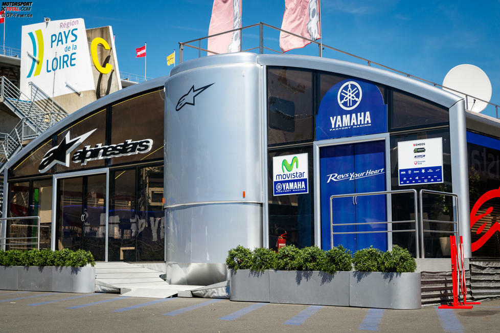 Ausrüster Alpinestars ist seit einigen Jahren mit einer eigenen Hospitality vertreten, in der Gäste betreut werden. Die Italiener teilen sich mit Yamaha einen Auflieger inklussive Verbreiterungen.