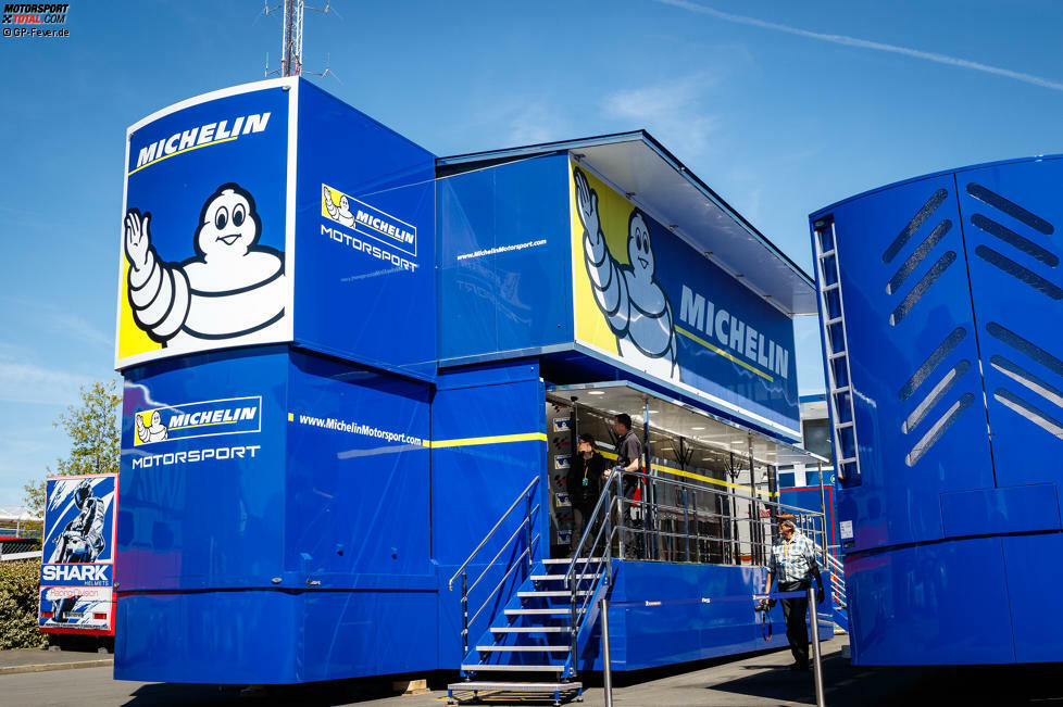 Reifenlieferant Michelin fährt einen Auflieger durch Europa, der als Hospitality genutzt wird. Die Niederlassung der Franzosen setzt auf das typische Blau.