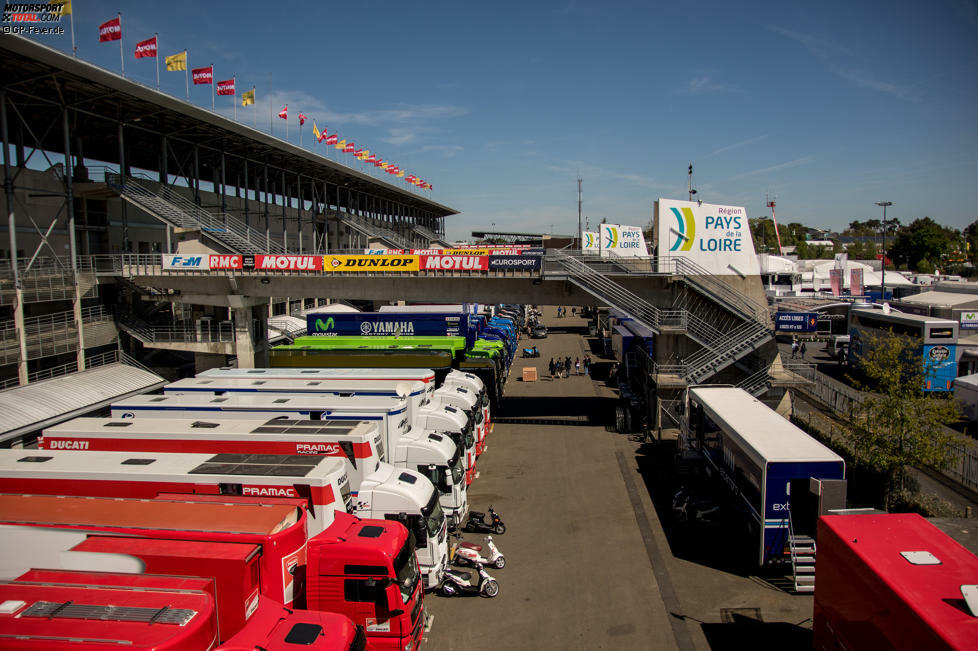 Im MotoGP-Paddock herrscht Platzmangel. Deshalb müssen die Teams einen klaren Lageplan beachten, wenn sie ihre Hospitalitys (im Bild rechts) aufbauen.