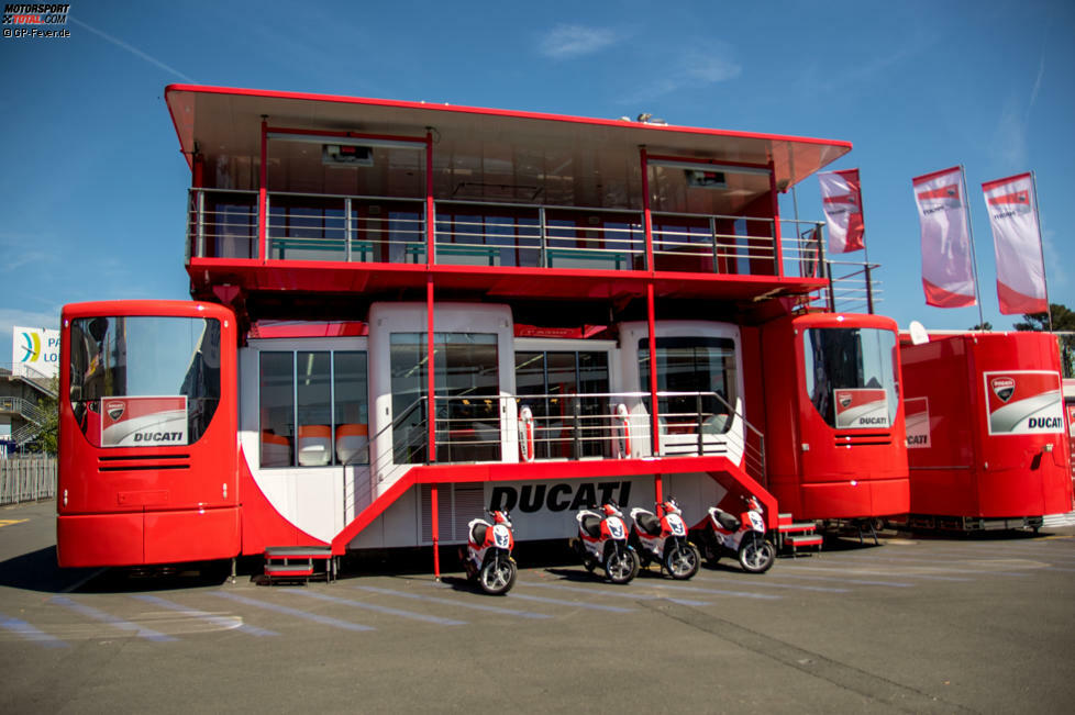 ...das freundliche Ducati-Catering-Personal frisches Obst und italienische Spezialitäten.