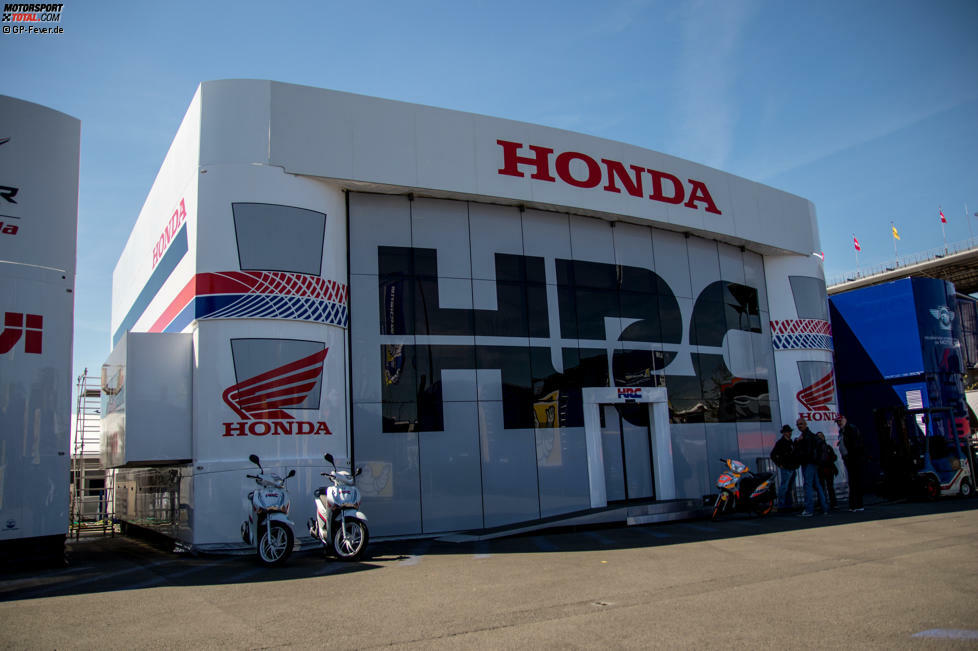 Die Honda-Hospitality wurde für 2016 komplett erneuert. Die diesjährige Niederlassung ist deutlich größer als die bisher verwendete Hospitality und bietet mehr Platz, wenn Marc Marquez und Dani Pedrosa Interviews geben.