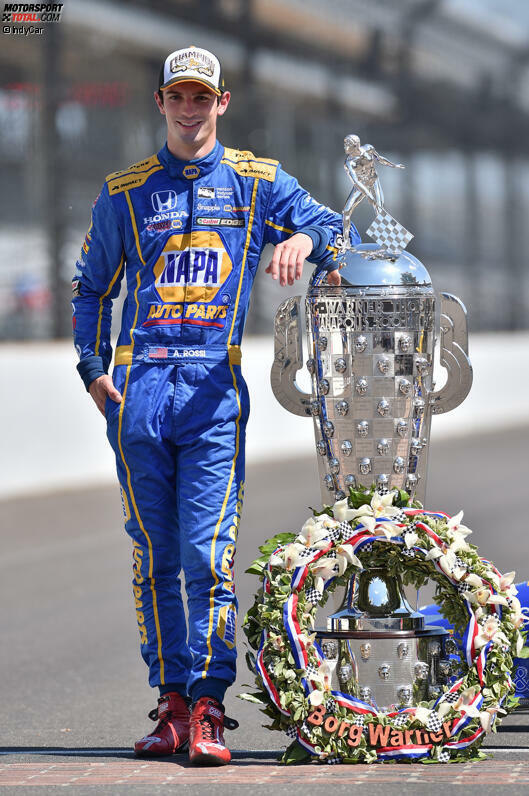 Der Morgen danach: Alexander Rossi, frischgebackener Sieger des 100. Indy 500, posiert mit der legendären Borg-Warner-Trophy.