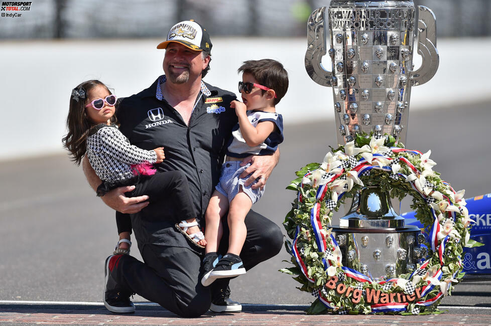 Teamchef Michael Andretti genießt den Tag des Triumphs. Er hat Rossi nach dem Aus der Formel-1-Karriere nach Amerika zurückgeholt.