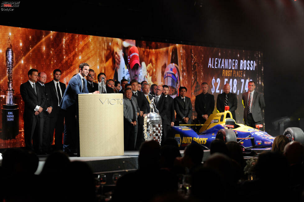 Alle Award-Preisträger und das Siegerauto auf der Showbühne.