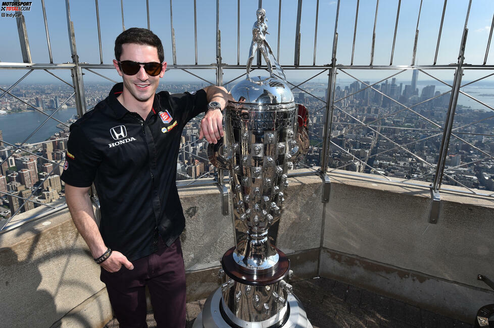 Mit der Borg-Warner-Trophy auf dem Empire State Building in New York.