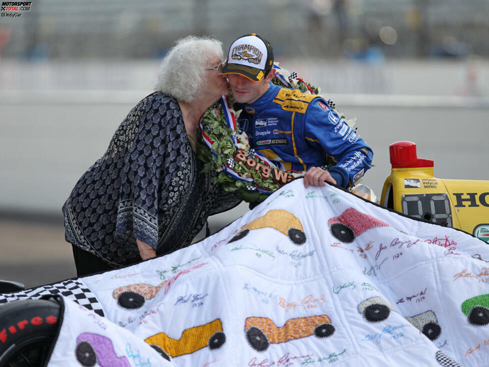 ... und ein Kuss von Jeanetta Holder, der legendären Decken-Lady des Indy 500. Seit 1950 hat sie kein 500 verpasst, seit 1976 stickt sie für jeden Sieger eine persönliche Decke.