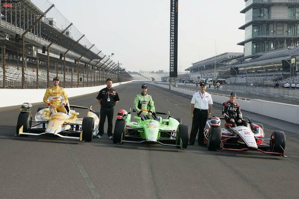 Dreierreihe - Normalerweise stellen sich die Boliden bei Autorennen zum Start in Zweierreihen auf - aber nicht auf dem Brickyard! Beim Indy 500 sind es immer genau elf Reihen mit je drei Autos. Seit 1933 (welch ein Zufall) waren fast in jedem Jahr genau 33 Autos am Start.