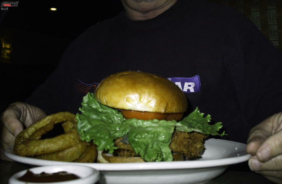 Pork Tenderloin Sandwich - Das traditionelle Essen auf dem Brickyard ist aus europäischer Sicht durchaus gewöhnungsbedürftig. Stellvertretend sei hier diese Kalorienbombe genannt, die aussieht wie eine Mischung aus Burger und gigantischem Schnitzel und mit Pommes oder einer anderen Beilage serviert wird. Guten Appetit!