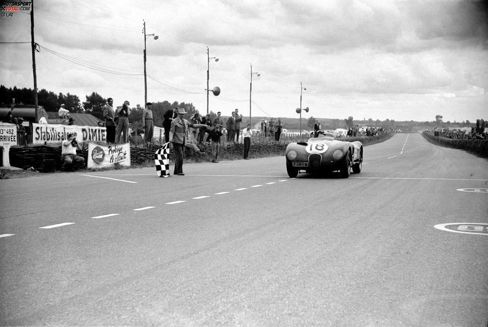 1. 24 Stunden von Le Mans 1953: Das Vorjahr verlief desaströs, doch 1953 schlägt die große Le-Mans-Stunde von Jaguar: Der C-Type siegt mit Tony Rolt und Duncan Hamilton am Steuer - und erstmals in Le Mans mit Scheibenbremsen. Es ist ein großartiges Comeback, das die Reputation des Herstellers erstmals richtig anschiebt.