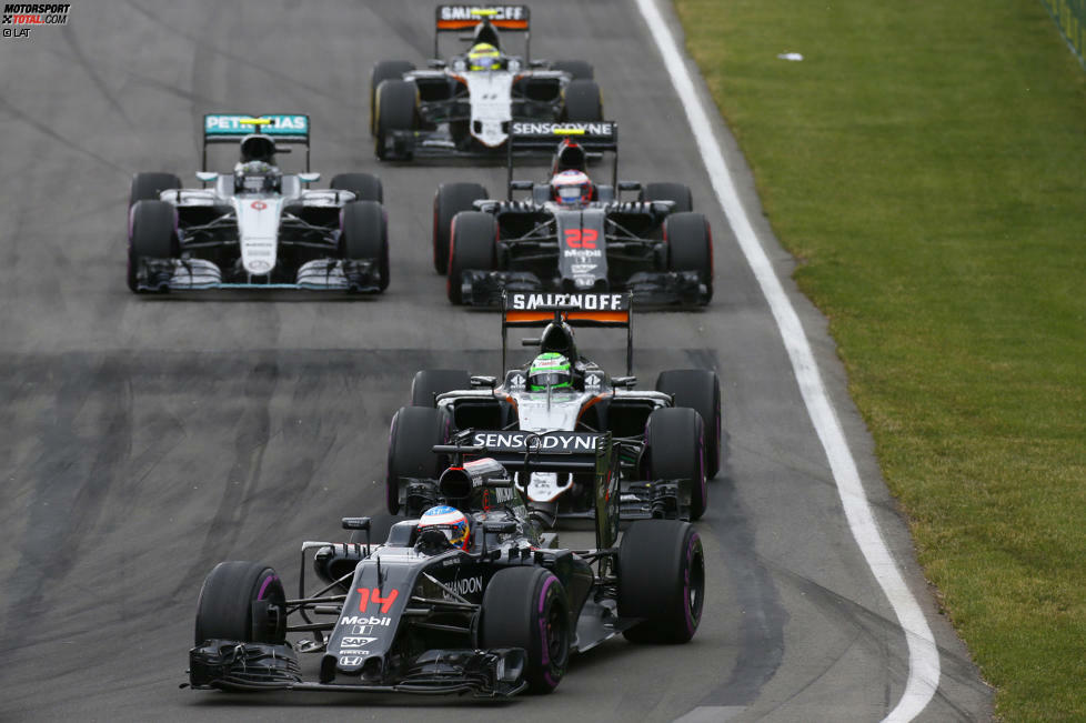 Rosberg schnappt sich in der Anfangsphase der Reihe nach Jenson Button, Fernando Alonso und Nico Hülkenberg, leistet sich zwischendurch aber einen Ausritt, der weitere zwei Sekunden kostet. Bis er am Force India vorbei ist, vergehen zehn Runden. Und sein Rückstand auf die Spitze beträgt 24,8 Sekunden.