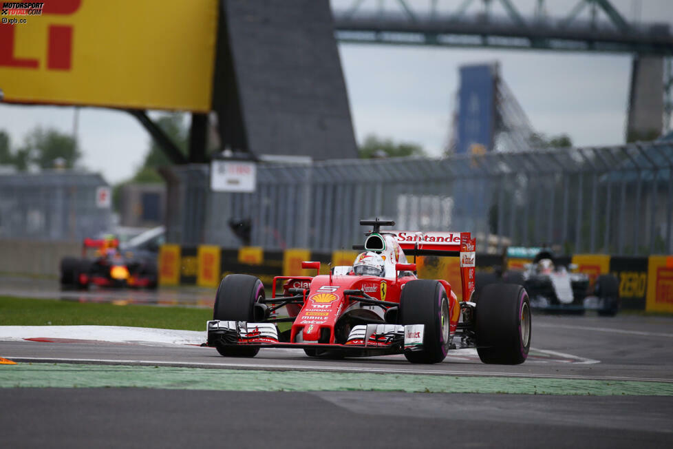 Vettel führt das Rennen an, obwohl er gleich in der ersten Runde die Schikane vor Start und Ziel abkürzt. Das sollte ihm später zwei weitere Male passieren. 