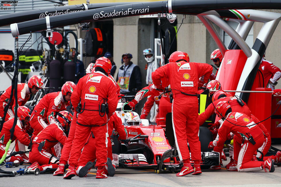 Nach neun Runden verabschiedet sich der Honda-Motor von Jenson Button, das virtuelle Safety-Car kommt auf die Strecke. Ferrari reagiert blitzartig: Wenn die anderen auf der Strecke nicht voll fahren dürfen, kostet ein Boxenstopp weniger Zeit. Sowohl Vettel als auch Kimi Räikkönen (P5) wechseln von Ultra- auf Supersoft.