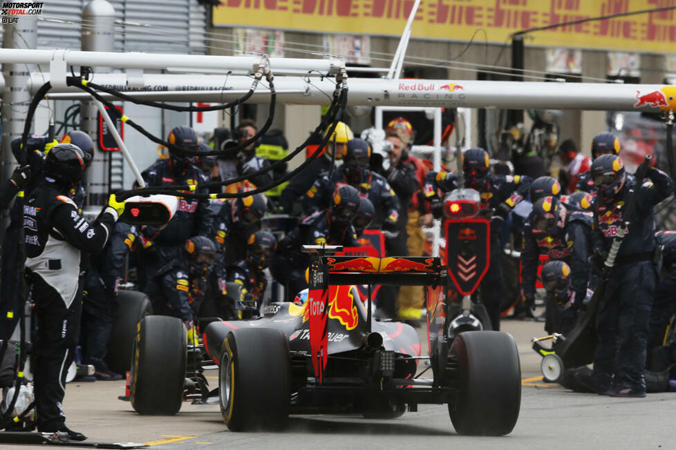 Nach Barcelona und Monte Carlo erlebt Ricciardo das dritte Seuchenrennen hintereinander: Erst verliert er durch einen Fahrfehler den vierten Platz an Bottas, dann halten die Softs (im Gegensatz zu Hamilton) nicht bis zum Schluss. Und beim Reifenwechsel klemmt wieder was. Am Ende Platz sieben.