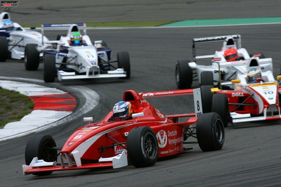 Insgesamt zwei Siege sichert sich Wittmann in seiner ersten Saison im Formelsport. Dabei erinnern übrigens nicht nur das rote Auto und der Sponsor an einen gewissen Michael Schumacher...