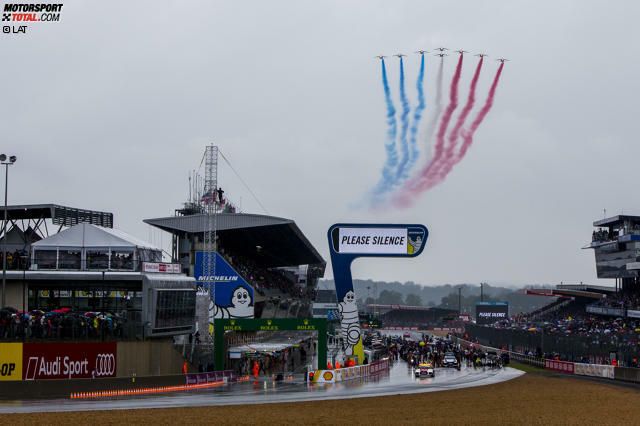 Die 84. Auflage der 24 Stunden von Le Mans starten am 18. Juni 2016 bei nassen Bedingungen. Brad Pitt schwenkt die Nationalflagge zum Start, die Fahne wurde zuvor von Soldaten der Eliteeinheit überreicht.