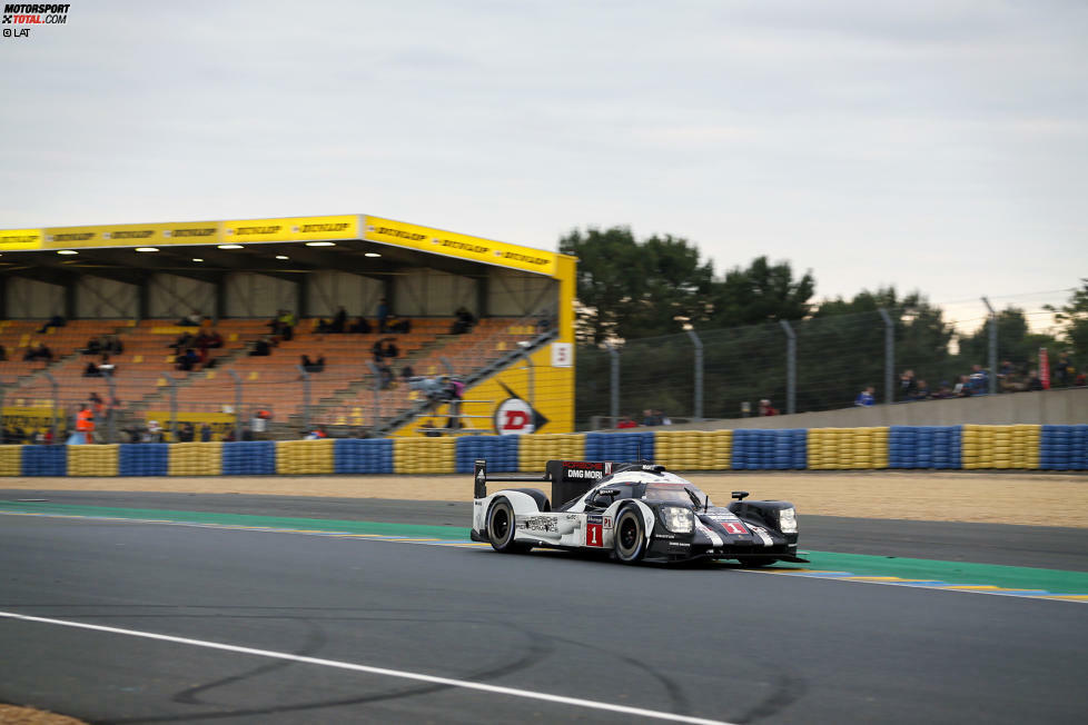 Das hohe Tempo des TS050 mit der Nummer 6 geht zunächst der Porsche der im Juni amtierenden Weltmeister Webber/Bernhard/Hartley (#1) am besten mit.