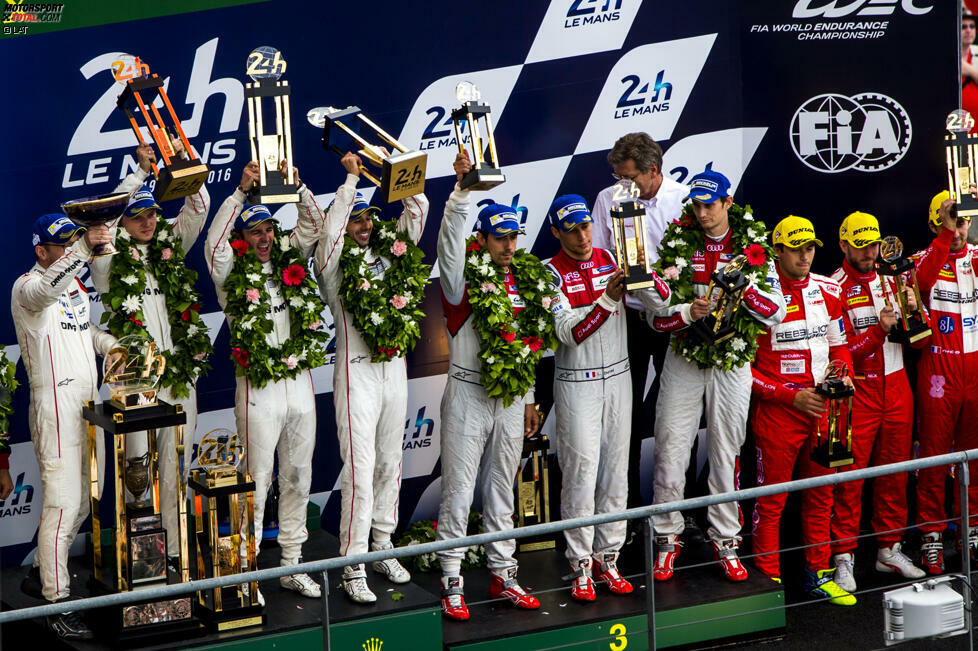 Auf dem Siegerpodest strahlen Neel Jani, Marc Lieb und Romain Dumas. Es ist der erste Le-Mans-Triumph des Porsche-Trios, das sich am Ende der WEC-Saison 2016 auch den WM-Titel sichert.